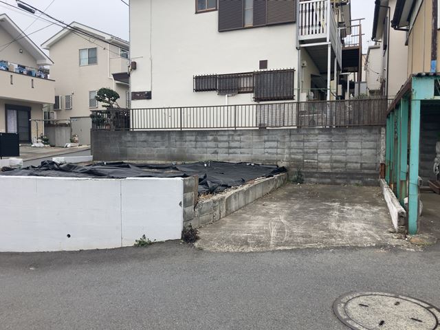 神奈川県高座郡寒川町の土留めブロック・土間・残土撤去処分前の様子です。